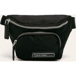 Calvin Klein - Nerka. Czarne nerki damskie Calvin Klein, w paski, ze skóry ekologicznej, małe, bez dodatków. W wyprzedaży za 199,90 zł.