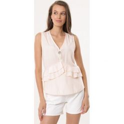 Jasnobeżowy Top Dancing Bay. Brązowe bluzki damskie Born2be, xl, bez wzorów, eleganckie, z falbankami, bez rękawów. Za 49,99 zł.