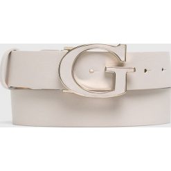 Guess Jeans - Pasek. Brązowe paski damskie Guess Jeans, w paski, z poliesteru. W wyprzedaży za 159,90 zł.