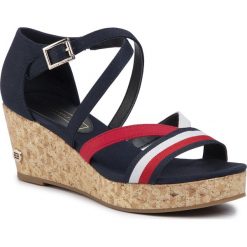 Sandały TOMMY HILFIGER - Corporate Detail Mid Wedge FW0FW04616 Desert Sky DW5. Niebieskie klapki damskie TOMMY HILFIGER, bez wzorów, z tworzywa sztucznego, bez obcasa, na obcasie. Za 399,00 zł.