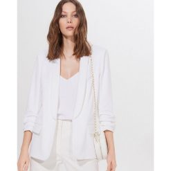 Blezer typu basic - Kremowy. Białe bolerka i narzutki damskie Mohito, bez wzorów, bez rękawów. Za 139,99 zł.