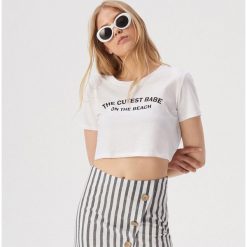 Bawełniany crop top z napisem - Biały. Białe topy damskie Sinsay, s, z napisami, z bawełny, bez kołnierzyka. W wyprzedaży za 7,99 zł.