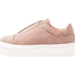 AllSaints AYA Półbuty wsuwane sepia pink. Różowe półbuty damskie marki AllSaints, bez wzorów, ze skóry, bez obcasa, bez zapięcia. W wyprzedaży za 506,35 zł.