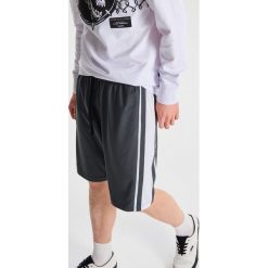 Luźne szorty z lampasem - Szary. Szare spodenki i szorty męskie Cropp, s, bez wzorów. Za 49,99 zł.