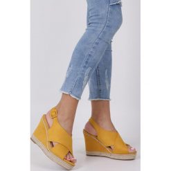 Żółte sandały espadryle z paskami na krzyż na koturnie Casu 66-368. Żółte espadryle damskie Casu, w paski, bez obcasa, na koturnie. Za 79,99 zł.