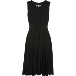 Sukienka shirtowa bonprix czarny. Czarne sukienki damskie bonprix, bez wzorów, bez kołnierzyka, bez rękawów, rozkloszowane. Za 129,99 zł.