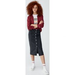 Gładka koszula z długim rękawem. Czerwone koszule body damskie marki Pull&Bear. Za 59,90 zł.