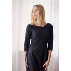 Sukienka Asteria Calandre 32 szary. Szare sukienki damskie marki Marie Zélie, uniwersalny, w paski, z bawełny, klasyczne, z klasycznym kołnierzykiem, bez rękawów, trapezowe. W wyprzedaży za 335,25 zł.