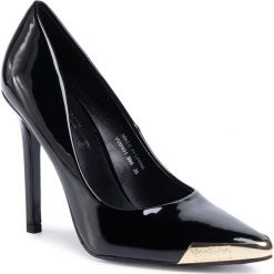 Szpilki VERSACE JEANS COUTURE - E0VVBS01 71335 899. Czarne półbuty damskie Versace Jeans Couture, bez wzorów, z jeansu, bez obcasa, na obcasie, bez zapięcia. W wyprzedaży za 549,00 zł.