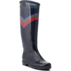 Kalosze TOMMY HILFIGER - Corporate Long Rain FW0FW03563 Rwb 020. Niebieskie kalosze damskie TOMMY HILFIGER, na imprezę, ze skóry ekologicznej, bez obcasa, bez zapięcia. W wyprzedaży za 279,00 zł.