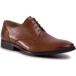 Półbuty CLARKS - Gilman Plaln 261475797 Tan Leather. Pomarańczowe półbuty męskie Clarks, na co dzień, bez wzorów, ze skóry, klasyczne, bez zapięcia. W wyprzedaży za 339,00 zł.
