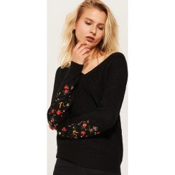Sweter z haftem - Czarny. Czarne bez kategorii House, s. Za 89,99 zł.