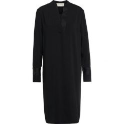 By Malene Birger EKULLA Sukienka letnia black. Czarne sukienki damskie marki By Malene Birger, na lato, bez wzorów, z poliesteru, bez kołnierzyka, bez rękawów. W wyprzedaży za 854,25 zł.