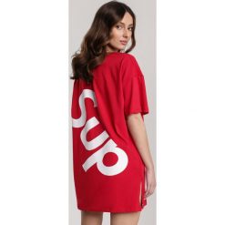 Czerwony T-shirt Danathei. Czerwone t-shirty damskie Renee, s, z nadrukiem, sportowe, z okrągłym kołnierzem. Za 49,99 zł.