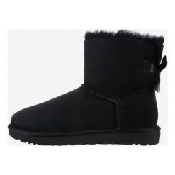 UGG Mini Bailey Bow II Śniegowce Czarny. Czarne śniegowce damskie Ugg, na zimę, ze skóry, bez zapięcia. Za 895,95 zł.