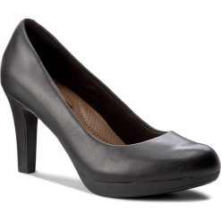 Półbuty CLARKS - Adriel Viola 261293594 Black Leather. Czarne półbuty damskie Clarks, bez wzorów, ze skóry ekologicznej, eleganckie, bez obcasa, na obcasie, bez zapięcia. W wyprzedaży za 229,00 zł.