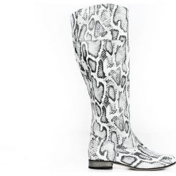Wsuwane kozaki z motywem węża - skóra naturalna - model 125 - kolor biały wąż. Białe kozaki damskie Zapato, na lato, z jeansu, eleganckie, na wysokim obcasie, na płaskiej podeszwie, bez zapięcia. W wyprzedaży za 374,25 zł.