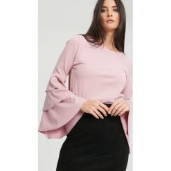 Różowa Bluzka Charming. Różowe bluzki damskie marki other, s, z okrągłym kołnierzem, z długim rękawem. Za 79,99 zł.
