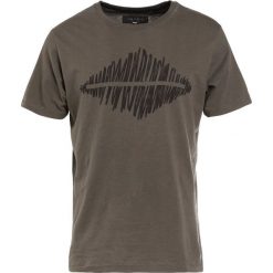 Rag & bone DIAMOND Tshirt z nadrukiem army. Zielone koszulki polo męskie marki rag & bone, xxl, z nadrukiem, z bawełny. Za 439,00 zł.