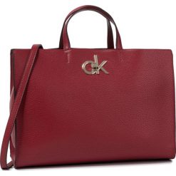 Torebka CALVIN KLEIN - Re-Lock Tote K60K605605 XCL. Czerwone torebki klasyczne damskie Calvin Klein, bez wzorów, ze skóry ekologicznej, klasyczne, bez dodatków. Za 749,00 zł.