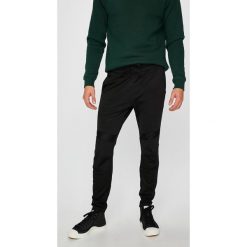 G-Star Raw - Spodnie. Czarne spodnie męskie G-Star RAW, na co dzień, xxl, bez wzorów, z elastanu, retro. W wyprzedaży za 379,90 zł.