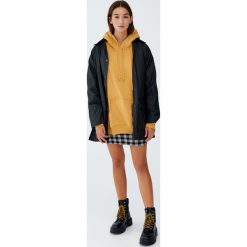 Woskowana kurtka z kapturem. Brązowe kurtki damskie Pull&Bear, bez wzorów, z kapturem. Za 229,00 zł.