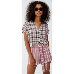 Lniane spodenki z wiązaniem. Czerwone szorty damskie Pull&Bear, bez wzorów. Za 59,90 zł.