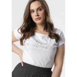 Biały T-shirt Poreimenis. Białe bluzki damskie Born2be, xl, z aplikacjami, z okrągłym kołnierzem, z krótkim rękawem. Za 39,99 zł.