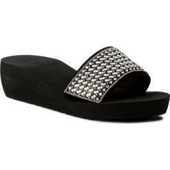 Klapki GIOSEPPO - 43273 Black. Czarne klapki damskie Gioseppo, z aplikacjami, z tworzywa sztucznego, bez obcasa, na obcasie. W wyprzedaży za 119,00 zł.