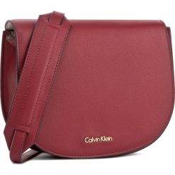 Torebka CALVIN KLEIN BLACK LABEL - Metropolitan Saddle K60K603781 910. Czerwone listonoszki damskie marki Calvin Klein Black Label. W wyprzedaży za 309,00 zł.