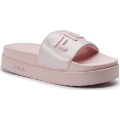 Klapki FILA - Morro Bay Zeppa F Wmn 1010638.71D Chalk Pink. Różowe klapki damskie Fila, bez wzorów, ze skóry ekologicznej, bez obcasa. Za 219,00 zł.