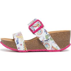 Desigual klapki damskie Shoes Bio8 Galactic 40 biały. Białe klapki damskie Desigual, bez wzorów, bez obcasa. W wyprzedaży za 189,00 zł.