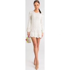 SUKIENKA twinset. Białe sukienki damskie Twinset, na imprezę, xs, z aplikacjami, z dzianiny, z okrągłym kołnierzem, z długim rękawem, długie, mini. Za 1239,00 zł.