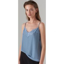 Top oversize z koronką - Niebieski. Niebieskie topy damskie Mohito, s, w koronkowe wzory, z koronki, bez kołnierzyka. Za 59,99 zł.