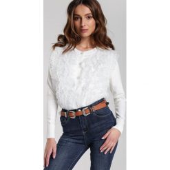 Biały Sweter Iqrah. Białe swetry damskie Renee, s, w koronkowe wzory, z koronki, eleganckie, z długim rękawem, długie, bez kaptura. Za 119,99 zł.