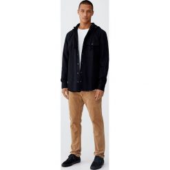 Koszula wierzchnia z serży z odpinanym kapturem. Brązowe koszule męskie marki Pull&Bear, m, z kapturem, z długim rękawem. Za 109,00 zł.