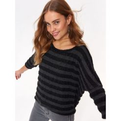 LUŹNY SWETER W PASY. Czarne swetry oversize damskie marki Top Secret, na lato, w paski, z dzianiny. W wyprzedaży za 39,99 zł.