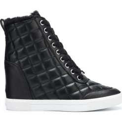 DKNY Cira Tenisówki Czarny. Czarne trampki i tenisówki damskie DKNY, bez wzorów, ze skóry, bez zapięcia. Za 719,95 zł.