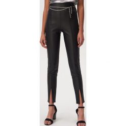 Spodnie super high waist z łańcuszkiem - Czarny. Czarne spodnie damskie Sinsay, s, bez wzorów, z podwyższonym stanem. Za 69,99 zł.