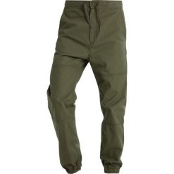 Chinosy męskie: Carhartt WIP MARSHALL COLUMBIA Spodnie materiałowe rover green rinsed