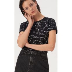 T-shirt all over w koty - Czarny. Czarne t-shirty damskie Sinsay, s, bez wzorów, bez kołnierzyka. Za 14,99 zł.