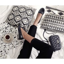 Eleganckie balerinki lordsy na niskim obcasie - skóra naturalna - model 025 - kolor czarny zebra. Czarne baleriny damskie Zapato, bez wzorów, z jeansu, eleganckie, na niskim obcasie, na obcasie. W wyprzedaży za 224,25 zł.