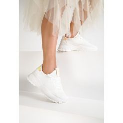 Białe Sneakersy Finemond. Białe sneakersy damskie Renee. W wyprzedaży za 59,99 zł.