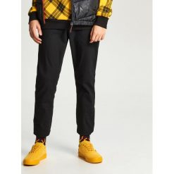 Spodnie joggery - Czarny. Czarne spodnie męskie Cropp, m, bez wzorów. Za 129,99 zł.