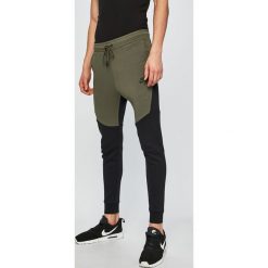 Nike - Spodnie. Czarne spodnie męskie Nike, na co dzień, s, bez wzorów, z bawełny. W wyprzedaży za 379,90 zł.
