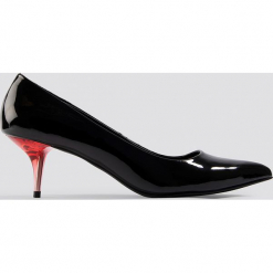 NA-KD Shoes Lakierowane czółenka - Black. Czarne buty ślubne damskie NA-KD Shoes, z lakierowanej skóry, na niskim obcasie, na obcasie. Za 100,95 zł.