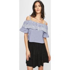 Guess Jeans - Top. Czerwone bluzki damskie Guess Jeans, s, z aplikacjami, z bawełny, bez kołnierzyka. W wyprzedaży za 179,90 zł.