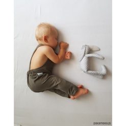 Ogrodniczki KHAKI. Brązowe spodnie niemowlęce Pakamera, z dresówki. Za 79,00 zł.