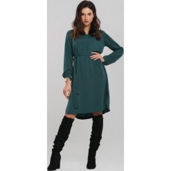 Ciemnozielona Sukienka Hocking. Zielone sukienki damskie Renee, na imprezę, s, w paski, eleganckie, z klasycznym kołnierzykiem, bez rękawów, długie, midi. Za 99,99 zł.