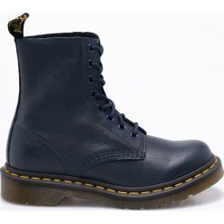 Dr Martens - Botki Pascal. Czarne buty zimowe damskie marki Dr. Martens, z materiału, na obcasie, na sznurówki. W wyprzedaży za 499,90 zł.
